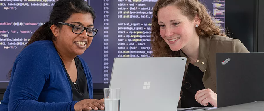 Zwei Studentinnen arbeiten gemeinsam am Laptop